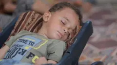 ዓብዱል ራሕማን ይበሃል። እዚ ወዲ 11 ወርሒ ቈልዓ ኣብ ቓዛ ድሕሪ 25 መዓታት ንፈለማ እዋን ብሕማም ፖልዮ (ኣልምሲ) ዝተለኸፈ ኮይኑ'ሎ። እዚ ኩነታት ድማ ንኣዲኡ ኣሻቒልዋ።