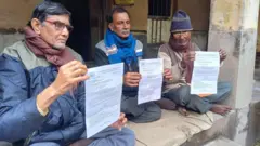 প্রাথমিক শিক্ষক নিয়োগপত্র হাতে নিয়ে ষাটোর্ধ্ব দীনবন্ধু ভট্টাচার্য, অচিন্ত্য আদক এবং কালীধন বন্ধ্যোপাধ্যায়।