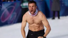 Benjamin Karl iz Austrije slavi osvajanje zlata u finalu paralelnog veleslaloma u muškoj konkurenciji protiv Sangkjuma Kima iz Južne Koreje, bord, zimske olimpijske igre u Italiji