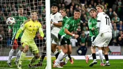 O alemão Nick Woltemade marca contra a Irlanda do Norte