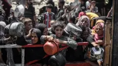 Pessoas com panelas nas mãos