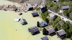 Imagem aérea mostrando a destruição da vila de Blatten em 29 de maio de 2025, após uma enorme avalanche desencadeada pelo colapso da geleira Birch, na Suíça