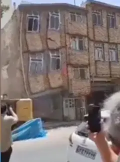 ویدیو لحظه فروریختن ساختمانی در یافت آباد