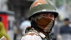 जम्मू शहर में तैनात एक सुरक्षाकर्मी