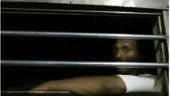 Nama konkolaataa keessa taa'ee jiru