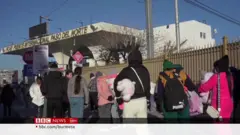 သမ္မတထရမ့်ရဲ့ လူဝင်မှုကြီးကြပ်ရေး အမိန့်တွေအရ အမေရိကန် နဲ့ မက္ကဆီကို နယ်စပ်မှာရှိကြတဲ့ ရွှေ့ပြောင်းနေထိုင်သူတွေအရေးကို စတင်ကိုင်တွယ်နေပြီ ဖြစ်ပါတယ်။