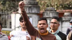 केआईआईटी में प्रदर्शन करते छात्र