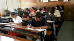 සිසු සිසුවියන් පිරිසක් විභාගයක් ලියමින්