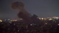 تصاعد الدخان فوق مطار رفيق الحريري الدولي نتيجة غارة جوية إسرائيلية على الضاحية الجنوبية لبيروت، لبنان.