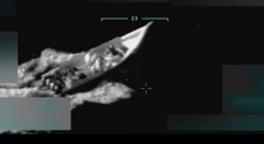 Imagem em preto e branco de um barco no meio da água. Não é possível ver muitos detalhes