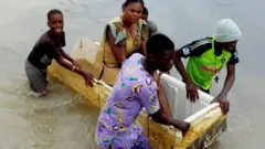 Obinrin kan ti wọn n fi aloku firiji gbe sọda odo