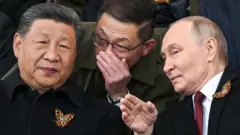 Путин и Си сидят рядом, на них Георгиевские ленточки. Путин что-то показывает Си рукой, а за спиной китайского лидера стоит еще один человек и что-то говорит ему на ухо.