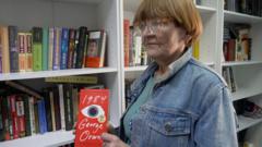 الکساندرا با نسخه کتاب ۱۹۸۴ در دستش