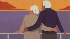 زوجان مسنّان يستمتعان برحلات التقاعد، ينظران إلى منظر غروب الشمس فوق المحيط من الشرفة.