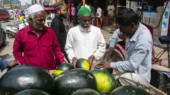 গুয়াহাটির রাস্তায় তরমুজ বিক্রি। মার্চ, ২০২৩