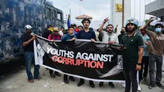 اشتبك متظاهرون من جيل زد مع الشرطة بعد كسر الحواجز خارج مبنى البرلمان في كاتماندو، نيبال، في 8 سبتمبر/أيلول 2025.
