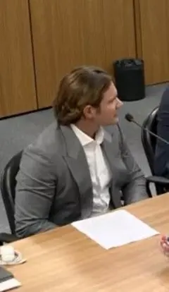 Daniel Vorcaro de perfil falando em um microfone enquanto presta depoimento à Polícia Federal