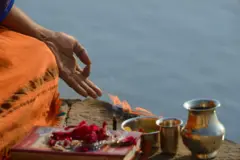 ધ્યાન કરવા માટે ઉપાસકો પહોંચ્યા