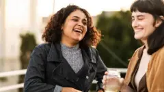 امرأتان تضحكان سويا