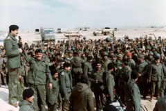 Saddam Hussein arenga a sus tropas durante la guerra entre Irán e Irak.
