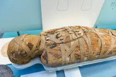 Múmia em exibição no Museu Britânico