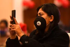ਮੋਬਾਇਲ ਫੋਨ ਦਾ ਇਸਤੇਮਾਲ ਕਰਦੀ ਔਰਤ