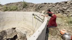 कोरडेवाडीच्या महिलांना 1 किलोमीटर अंतरावरील विहिरीवरुन पाणी न्यावे लागते.