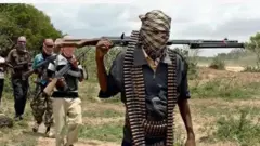 Aworan awon agbebon to gbe ibon kọrun ninu igbo, wọn n rin lọ.