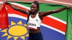 Christine Mboma pose avec un drapeau namibien lors de la célébration de sa médaille d'argent olympique sur 200 m aux Jeux de Tokyo 2020.