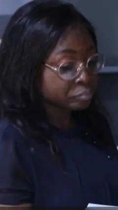 Obinrin to wọ igo soju to n wo iwe