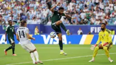 Abdulelah Al-Amri, de Arabia Saudita, durante el partido del Grupo H de la Copa Mundial de la FIFA 2026 ante Uruguay en el Miami Stadium, el 15 de junio de 2026 en Miami, Florida.