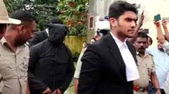 مجسٹریٹ کے سامنے شکایت کنندہ کو سر سے پاؤں تک کالے کپڑے سے مکمل طور پر ڈھانپ دیا گیا تھا۔
