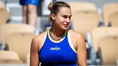 Білоруська спортсменка, перша ракетка світу Аріна Сабалєнка в спітнілій синій майці з жовтою кайомкою