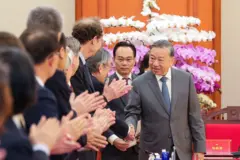 Tổng Bí thư Tô Lâm bắt tay các học giả khách mời của Hội thảo Quốc tế Việt Nam học 2025 tại Trụ sở Trung ương Đảng vào sáng 26/10