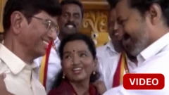 மாநாட்டு மேடையில் பெற்றோரை ஆரத்தழுவிய விஜய்