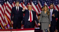 دونالد ترامپ، رئیس جمهور سابق آمریکا، نامزد جمهوری خواه ریاست جمهوری، پس از سخنرانی در مهمانی شب انتخابات خود که در کنار خانواده و دوستانش در مرکز همایش شهرستان پالم بیچ در روز سه شنبه، ۵ نوامبر ۲۰۲۴، در وست پالم بیچ، فلوریدا برگزار شد، برای جمعیت دست تکان می دهد.