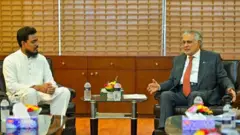 வங்கதேசத்தின் என்.சி.பி.யின் அக்தர் ஹுசைன் (இடது) பாகிஸ்தான் வெளியுறவு அமைச்சர் மொஹம்மது இஸ்ஹாக் டாரை சந்தித்தார்.