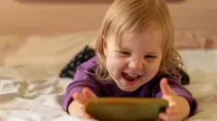 Дитина з гаджетом