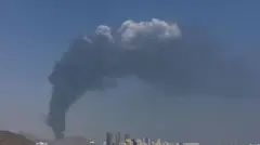 यूएई के एक इंडस्ट्रियल एरिया में ईरानी हमलों के बाद उठता धुआं