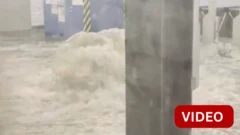 மழைநீரில் மூழ்கிய நியூயார்க் 'சப்வே' ரயில் நிலையம்