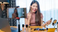 Ilustrasi seorang influencer saat membuat konten