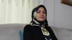 Nurgül Göksu en su salón en las afueras de Estambul, Turquía
