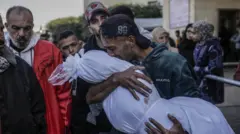 رجل فلسطيني يبكي وهو يحمل جثمان ابنته البالغة من العمر أربع سنوات، في مستشفى شهداء الأقصى في دير البلح، وسط قطاع غزة.