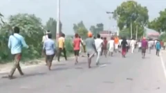 सोमवार को बहराइच में आक्रोशित भीड़ ने कई जगहों पर तोड़फोड़ और आगजनी की