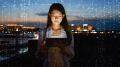 Uma mulher usando um tablet com inteligência artificial (IA)