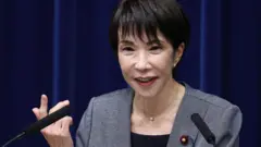 日本首相高市早苗在记者会的麦克风前讲话