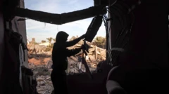 رجل يتفقد منزله إثر غارة إسرائيلية في دير البلح بقطاع غزة، يوم 15 يناير/كانون الثاني 2025