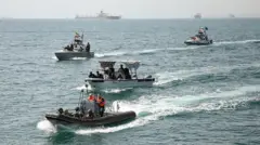 در این تصویر منتشرشده از سوی ارتش ایران، واحدهای دریایی ایران و روسیه در جریان یک رزمایش مشترک در بندرعباس، نزدیک تنگه هرمز، دیده می‌شوند. این مانور در ۱۹ فوریه ۲۰۲۶ در استان هرمزگان برگزار شده است.