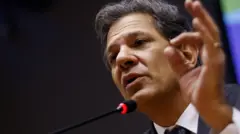 Haddad gesticulando com a mão e falando ao microfone