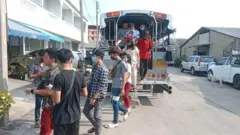 အလုပ်ရပ်နားခံရတဲ့စက်ရုံလုပ်သားအချို့ 